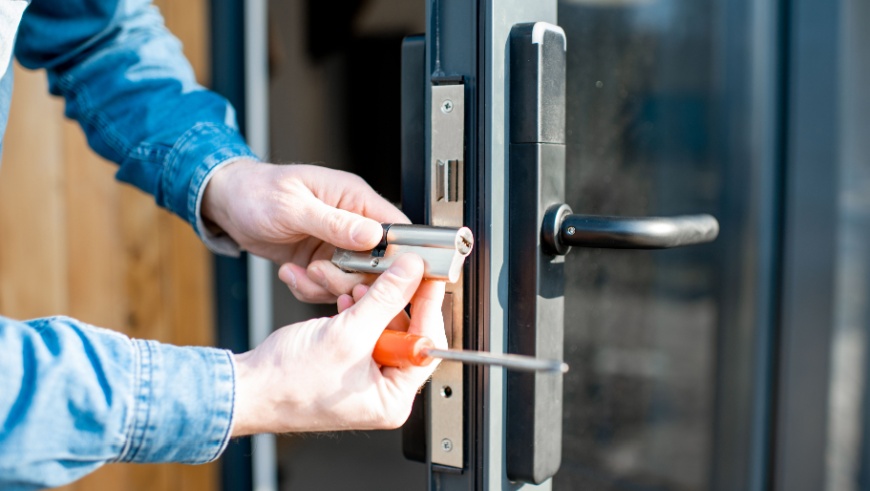 changinglockstopimage